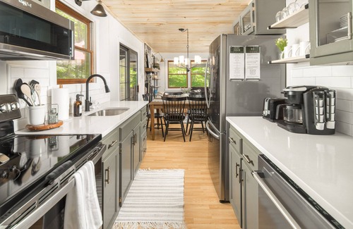 Sugar Mountain House | Cozy Mountain Retreat Fireplace, Backyard Sledding, 5 Min to Ski Lodge