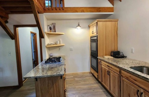 Demorest Cabin | Cozy Mountain Retreat: Your Perfect Cabin Getaway