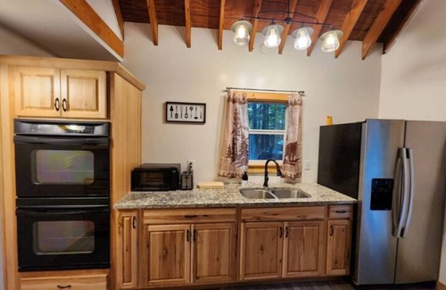 Demorest Cabin | Cozy Mountain Retreat: Your Perfect Cabin Getaway
