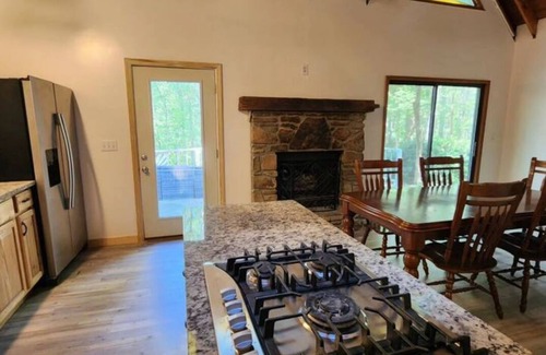 Demorest Cabin | Cozy Mountain Retreat: Your Perfect Cabin Getaway