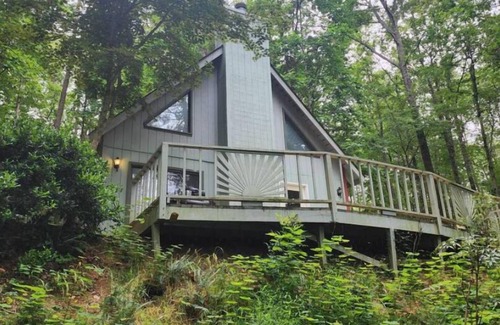Demorest Cabin | Cozy Mountain Retreat: Your Perfect Cabin Getaway