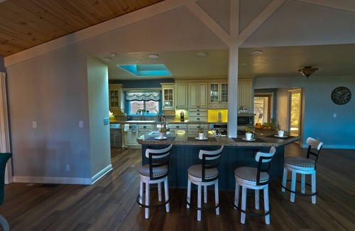 Groveland House | Cozy Mountain retreat with Lake views near Yosemite