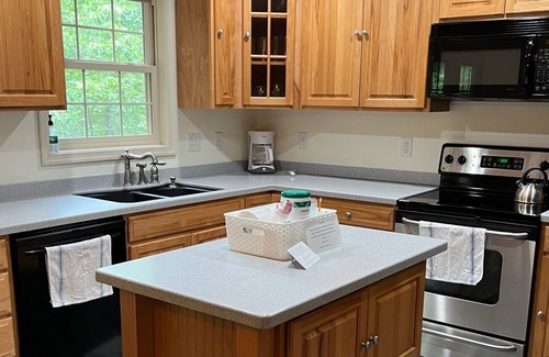 McGaheysville House | COZY MOUNTAIN TOP CABIN; SCREENED IN DECK & GRILL; WI-FI; GAMES; FOOSBALL TABLE!