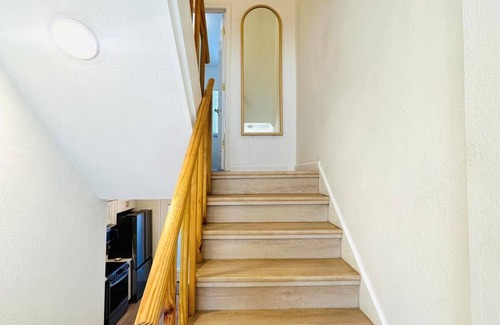 Fairoaks Manhattan Manor House | Cozy Multi-level Townhome 2BD2BA