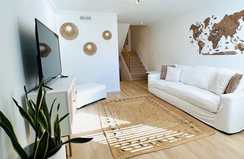 Fairoaks Manhattan Manor House | Cozy Multi-level Townhome 2BD2BA