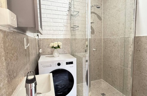 Lalor Apartment | Cozy n Vibrant Brand New Flat with Great Location In Lalor Vic