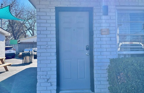 Central Arlington Apartment | Cozy near Stadiums/Six Flags/2 parking/Wifi
