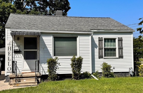 Toledo House | Cozy,near Zoo,UTMC,DT Toledo,Walk trail. Working travelers/families/dogs.