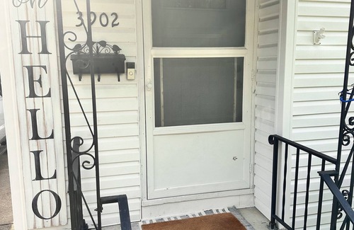 Toledo House | Cozy,near Zoo,UTMC,DT Toledo,Walk trail. Working travelers/families/dogs.