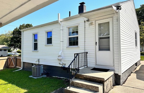 Toledo House | Cozy,near Zoo,UTMC,DT Toledo,Walk trail. Working travelers/families/dogs.