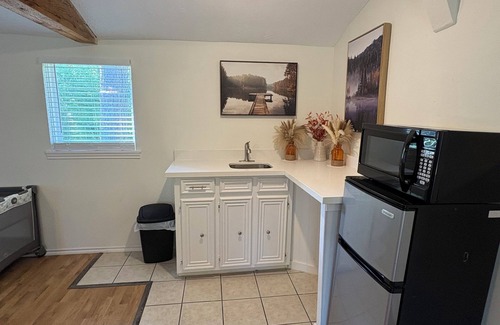Coldspring House | Cozy Nest 3-bedroom house in Coldspring with WiFi and AC