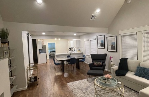 Cherry Street Cottage | Cozy Nest in the heart of Cherry Street/Swan Lake