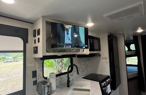 Clewiston House | Cozy New Camper on Lake Front with access to fishing
