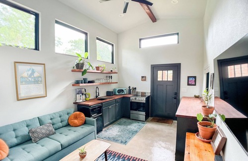 MLK House | Cozy, new, east ATX Tiny home w/King bed, close to UT campus, downtown, airport