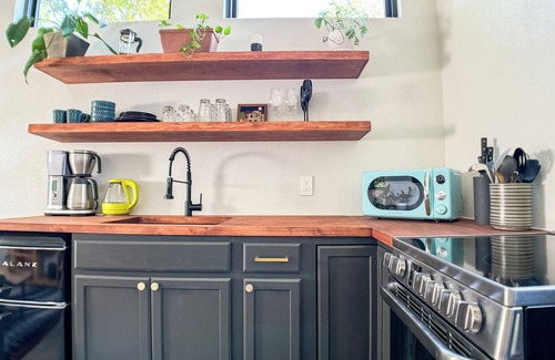 MLK House | Cozy, new, east ATX Tiny home w/King bed, close to UT campus, downtown, airport