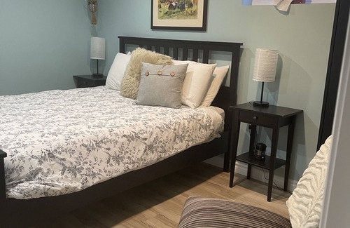Sarnia House | Cozy new studio - 5 mins from Lake Huron beaches