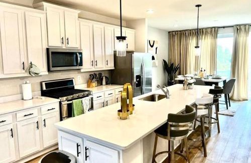 Laurel House | Cozy New Townhome in Laurel, MD