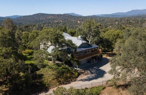 Mariposa House | COZY OAKS ~ A Perfect Family Retreat