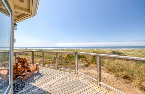 Bayshore House | Cozy Oceanfront Home with Wrap Around Windows! Beach access on the property!