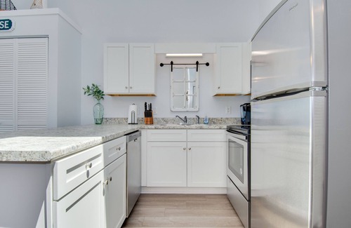 Emerald Isle Condo | Cozy oceanside studio, mere steps from the beach, and close to shops and dining
