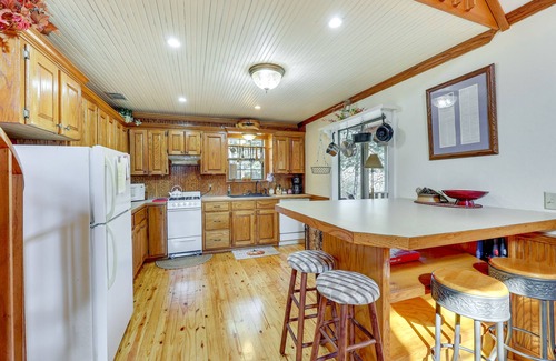 Pine Ridge Cabin | Cozy Oden Oasis w/On-Site Fishing Creek & Deck!