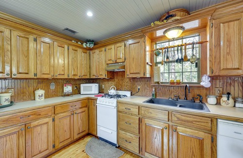 Pine Ridge Cabin | Cozy Oden Oasis w/On-Site Fishing Creek & Deck!