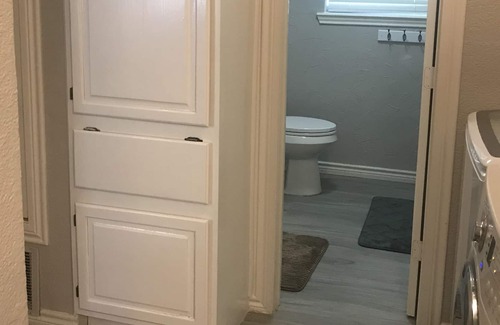 Bullard House | Cozy one bedroom in cute cottage house 12 minutes to Tyler Tx