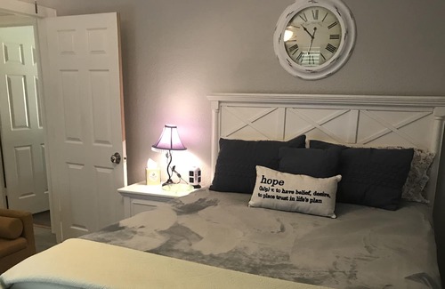 Bullard House | Cozy one bedroom in cute cottage house 12 minutes to Tyler Tx