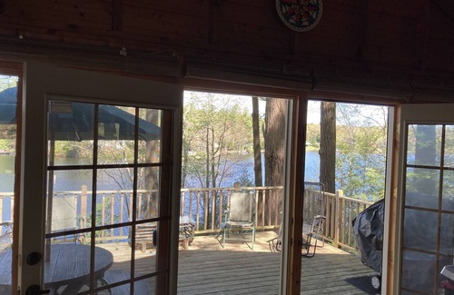 Oakland Cabin | Cozy Open Concept Lake House with Large Deck & Waterfront, perfect for families!