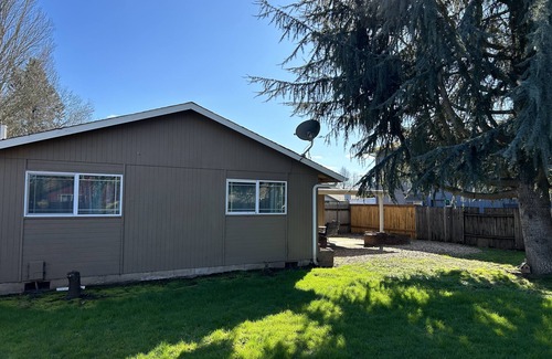 Bethel-Danebo House | Cozy Oregon home located close to airport and all local nattractions .
