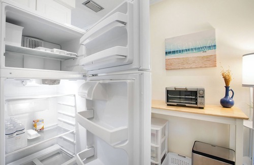 Sarasota Apartment | Cozy & peaceful 1 bedroom condo with a balcony a block from Lido Beach