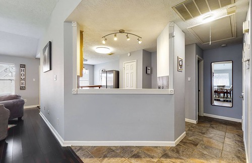 Pearland House | Cozy Pearland Getaway Home! Large backyard w/patio! 5 STAR REVIEWS.