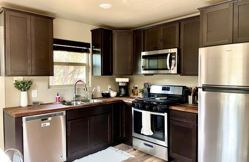 Happy Jack Cabin | Cozy Pet Friendly 2BR Cabin in the Pines, Happy Jack AZ