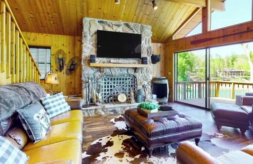 Big Creek House | Cozy Pet-Friendly 4BR | Fireplace, Patio and BBQ