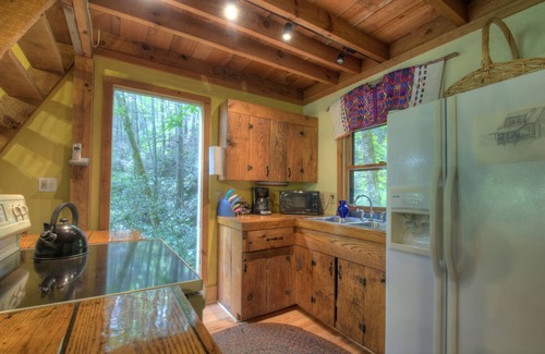 Weaverville Cabin | Cozy Pet-Friendly Cabin w/Hot Tub, River Views, 20 Min to AVL +Biltmore Pass
