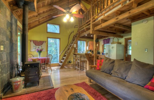 Weaverville Cabin | Cozy Pet-Friendly Cabin w/Hot Tub, River Views, 20 Min to AVL +Biltmore Pass