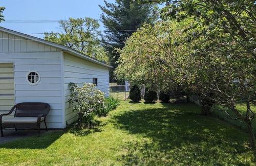 Lexington Cottage | Cozy Pet Friendly Cottage, Partial Water View, Sleeps 7, Half Block from Beach!