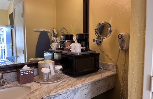 Downtown Monterey Cabin | Cozy PET FRIENDLY Double Queen Room at Ocean-Side Property!
