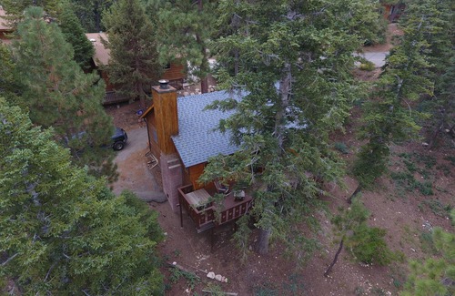 Upper Moonridge Cabin | Cozy Pet Friendly Cabin! - 2 blocks from Bear Mountain in Southern California