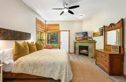 Ronald House | Cozy Pine Cabin Pool Access