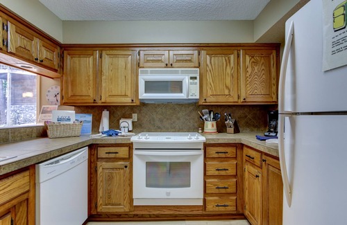 Mount Ida Condo | Cozy Pines/12BPC Hosted by LOVR