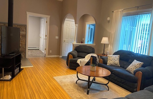 Deltana House | Cozy Pinetree Duplex Guest House