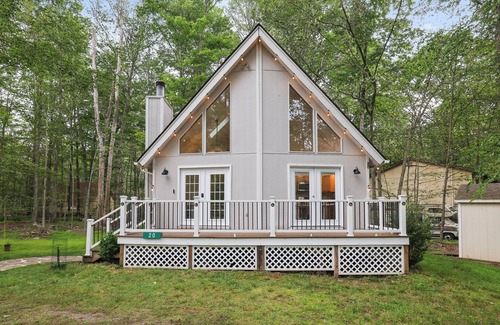 Pocono Lake House | Cozy Pocono Chalet- 5 min to Pool, Beach and Lake