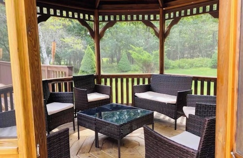 Effort House | Cozy Pocono House, Game Room, Community Pool, Privacy, Camelback, Ski