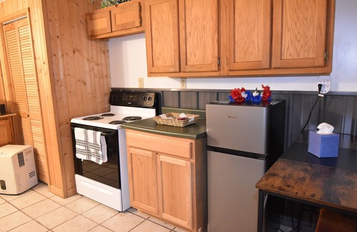 Woodbine Cabin | Cozy pondside cabin near Laurel Lake with full kitchen and laundry