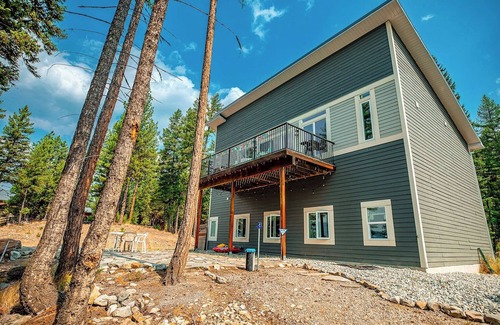 Marion House | Cozy, Pristine Lakefront Escape for Summer or Winter Fun/Built 2016