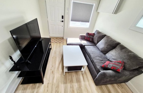 Riverview Apartment | Cozy Private Bachelor Unit King Size bed.