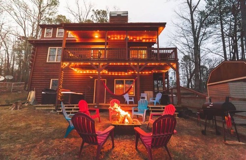 Ranger Cabin | Cozy Private Cabin - Hot Tub, Pool Table, Fire Pit, Near Lake & MORE!