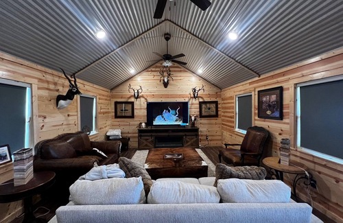 Gatesville Cabin | Cozy private cabin on a 1,000 acre Exotic Wildlife Ranch