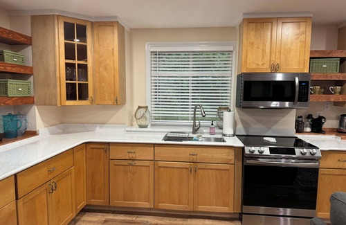South Kingstown Cottage | Cozy Private Cottage - close to URI, beaches, charming downtown Wakefield & more